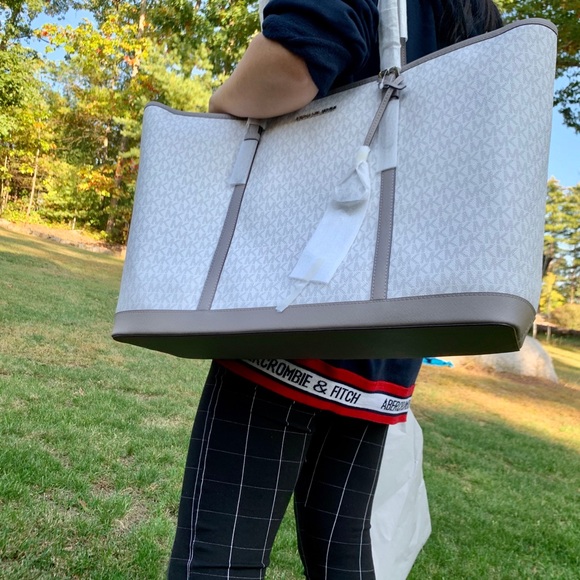 NWT Michael Kors XL Jet Set Tote - Picture 8 of 10